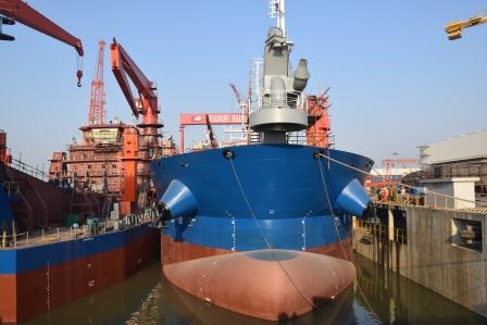 江蘇海新重工熱烈慶祝4艘船舶同日下水、出塢