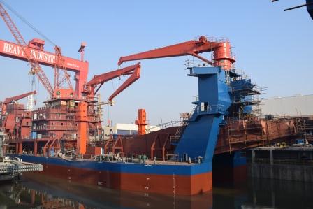 江蘇海新重工熱烈慶祝4艘船舶同日下水、出塢